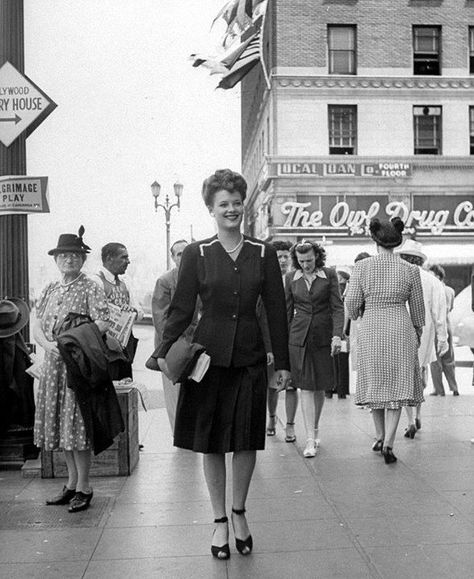 Hollywood And Vine, Forties Fashion, Fashion 1940s, Walking Down The Street, Vintage Los Angeles, 40s Fashion, 1940s Fashion, Moda Vintage, Jodhpur