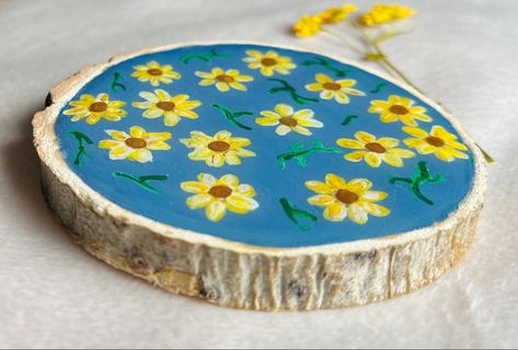 Painted Coasters Diy Wood Slices, Painted Flowers On Wood, Wood Slice Painting Ideas, Wood Cookie, Wood Art Diy, Wood Cookies, Easy Flower Painting, Log Slices, Wood Slice Art