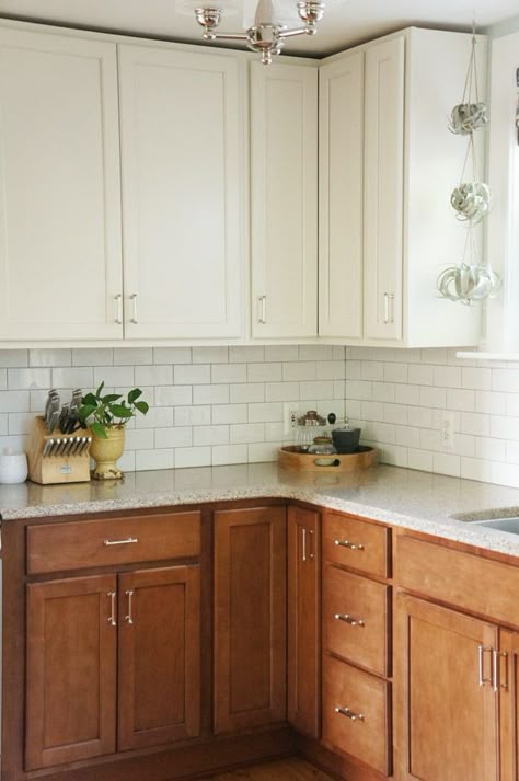 wood bottom cabinets white upper cabinets Flip Kitchen, Natural Wood Kitchen Cabinets, White Upper Cabinets, Kitchen Cabinets Color Combination, Model Dapur, Two Tone Kitchen Cabinets, Natural Wood Kitchen, Kabinet Dapur, Two Tone Kitchen