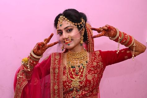 Sadi Pose Indian Fashion, Shadi Photo, New Dulhan Pose, Wedding Dulhan Pose, शादी की तस्वीरें, Indian Bride Poses, Indian Bride Photography Poses, Groom Dress Men, Indian Wedding Poses