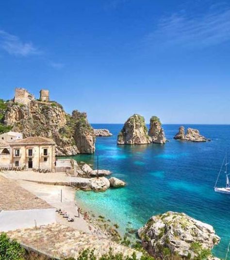 Circuit Sicile : les 20 plus beaux paysages à voir sur l'île Italy Places To Visit, Seaside Village, Trevi Fountain, Voyage Europe, Sicily Italy, Beautiful Buildings, Amalfi Coast, Land Scape, Italy Travel