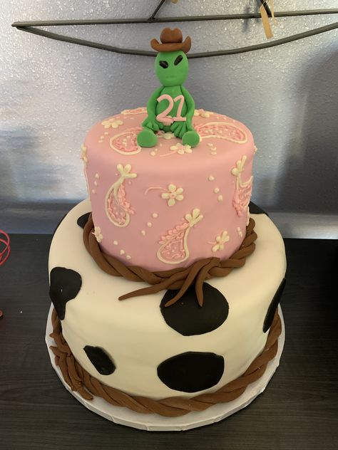 Cowboy & alien theme Space Cowgirl Birthday Party Cake, Alien Cowgirl Party, Cowboys Vs Aliens Party, Cowboy Alien Party, Space Cowgirl Cake, Cowboy Vs Aliens Party, Cowboys And Aliens Party, Space Cowboy Party Theme, Space Cowboy Theme