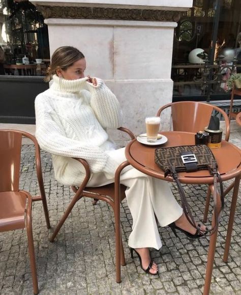 Neutral Dressing, Style Chic Parisien, Aritzia Style, Sofia Coelho, Minimalist Moda, Dress Like A Parisian, Dorothy Dandridge, Style Parisienne, Kimono Outfit