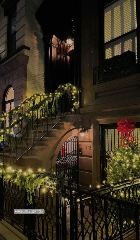 Nyc Luxury Townhouse, Nyc Christmas Aesthetic, New York Living Room, Fancy Apartment, New York Living, Christmas Nyc, New York Townhouse, Nyc Townhouse, Christmas In Nyc