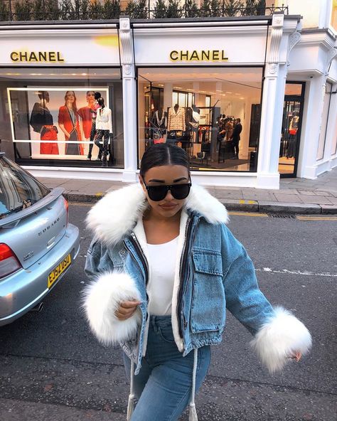 Jean Jacket With Fur Outfit, Jean Jacket With Fur, Fur Outfit, Oxford Circus, Denim Jacket With Fur, Tokyo Street Fashion, Fall Fashion Trends Women, Jacket With Fur, Instagram Life