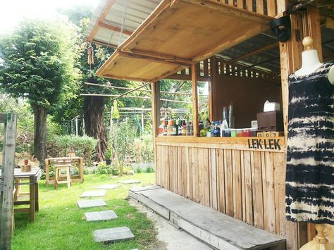 Pallet Shop Ideas, Bar Industrial, Idea Business, Bahay Kubo, Outdoor Restaurant Design, Small Cafe, Outdoor Cafe, Coffee Shop Design, Outdoor Restaurant