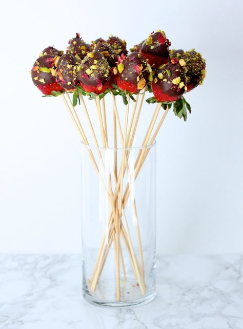 Chocolate Strawberries On A Stick, Chocolate Covered Strawberry Bouquet, Chocolate Strawberry Bouquet, Chocolate Strawberries Bouquet, Chocolate Coated Strawberries, Strawberry Bouquet, Make A Bouquet, Edible Rose Petals, Chocolate Covered Strawberries Bouquet