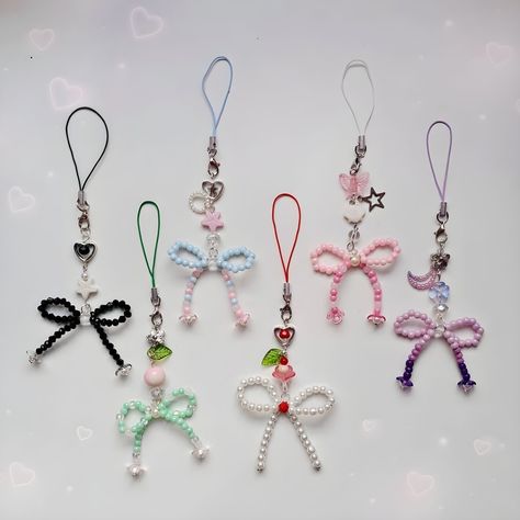 Beads Keychain Ideas, Diy Phone Charms, Phone Charm Ideas, Cincin Diy, Keychain Beads, Ribbon Keychain, Diy Wire Jewelry Rings, Beads Keychain, Pretty Jewelry Necklaces