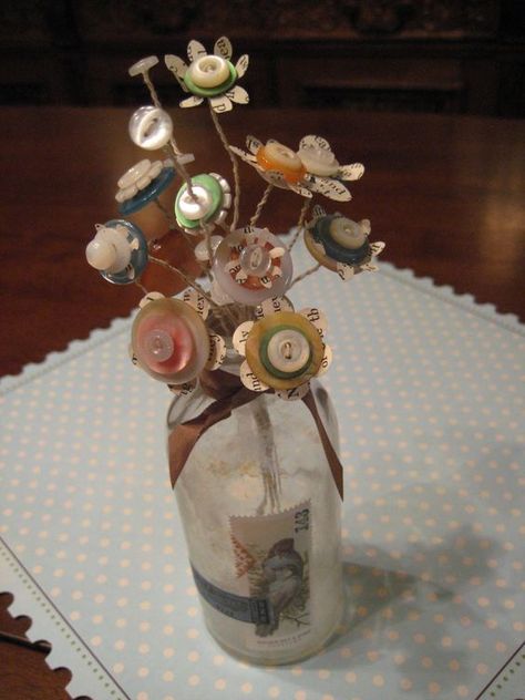 Button Creations, Button Bouquet, Diy Buttons, Button Art, Button Jewelry, Button Crafts, Button Flowers, Flowers Diy, Vintage Buttons