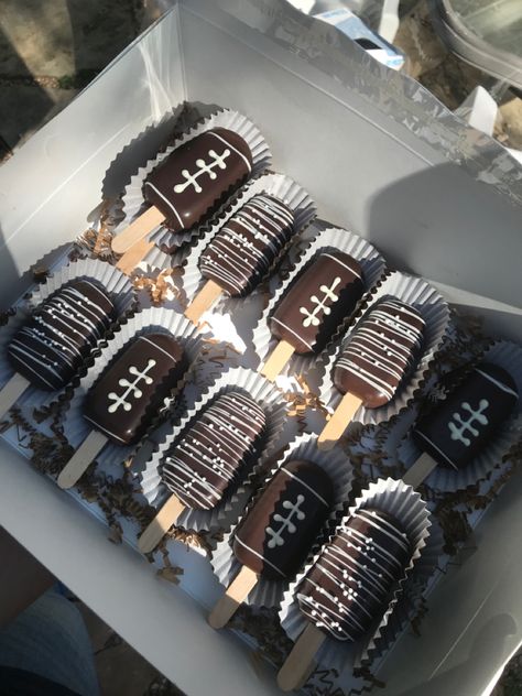 Football Cakesicles, Cake Sickles Ideas, Diy Cakesicles, Oreo Cakesicles, Halloween Cakesicles, Football Cake Pops, Football Themed Food, Cake Sicles, Cakesicles Ideas