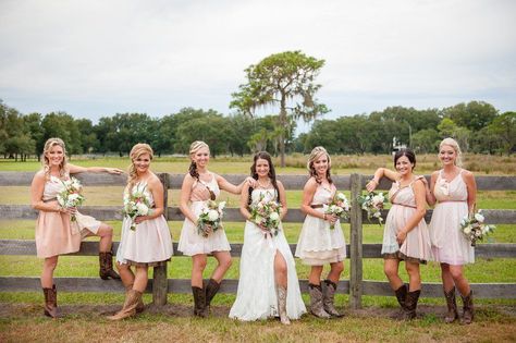 Amazing rustic country style wedding in a barn with cute details and elegant decorations Boot Wedding, Wedding In A Barn, Country Style Wedding Dresses, Weddings Country, Elegant Decorations, Wedding Tents, Country Wedding Photography, Western Style Wedding, Country Style Wedding