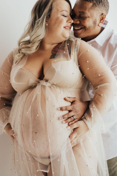 Maternity Shoot Ideas Plus Size, Maternity Photoshoot Plus Size, Maternity Photography For Plus Size, Plus Size Maternity Photo Shoot Ideas, Maternity Poses Plus Size, Maternity Shoot Plus Size, Studio Maternity Photos Plus Size, Plus Size Maternity Photos Indoor, Maternity Photography Plus Size