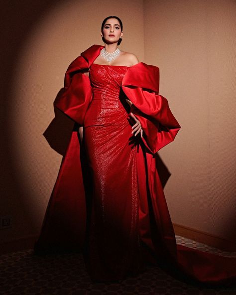 #SonamKapoor makes a grand entrance at the #RedSeaFilmFestival red carpet, wearing a custom ruby red #RamiKadi structured gown featuring a dramatic silk satin duchess cape with bell sleeves. Structured Gown, Rami Kadi, Reception Outfit, The Red Sea, Pregnancy Looks, Red Gowns, Sonam Kapoor, فستان سهرة, Glamorous Style