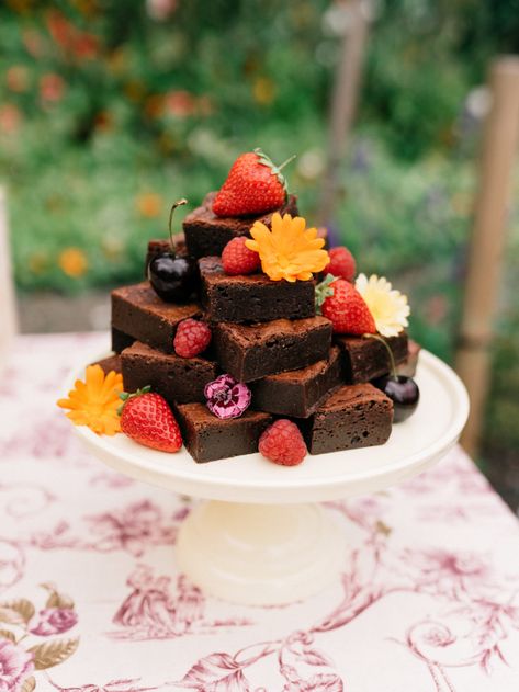 Easy Delicious Brownies, Brownie Wedding Cakes, Sustainable Wedding Ideas, Garden Styling, Birthday Cake Brownies, Birthday Brownies, Eco Friendly Confetti, Cake Table Birthday, How To Stack Cakes