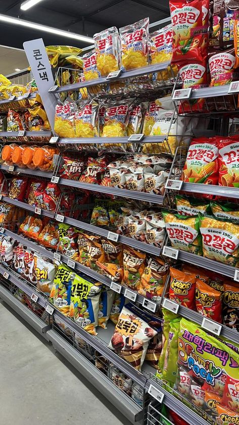 Korean Chips Aesthetic, Convience Store Snacks, Grocery Shopping Aesthetic Korean, Korean Supermarket Food, Korean Store Food, Korean Supermarket Aesthetic, Korean Convience Store Aesthetic, Korean Store Aesthetic, Korean Chips