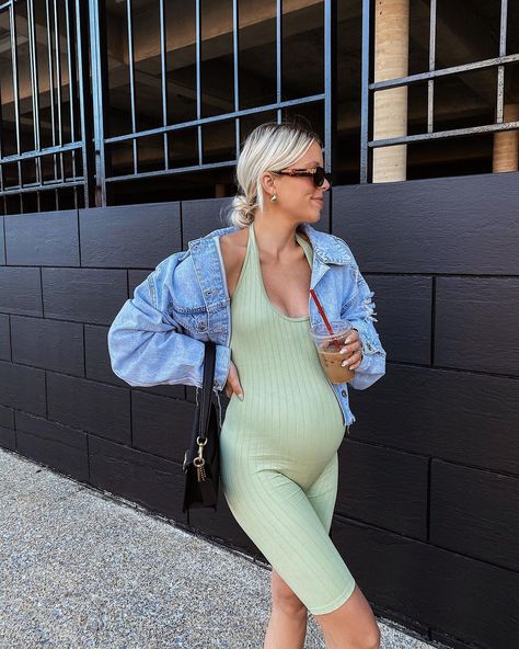 Chandler DeHart on Instagram: “Serving chic wrestler singlet vibes with this one but listen, I’m just out here trying to make maternity fashion more fun, ok?😅💚🦋✖️|…” Maternity Sporty Outfits, Pregnancy Selfie, Chandler Dehart, Bump Outfits, Stylish Maternity Outfits, Maternity Outfits, Stylish Maternity, Pregnancy Outfits, Sporty Outfits