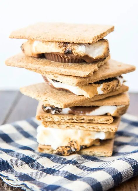 Camp Lunch, Cabin Meals, Campfire Dessert, Cracker Chocolate, Peanut Butter Smores, Campfire Desserts, Autumn Bucket List, Smore Recipes, Chocolate Marshmallow