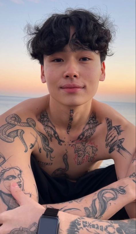 Tattoo Boy Aesthetic, Vlad Hoshin, Asian Male Model, Korean Tattoos, Mens Shoulder Tattoo, Asian Tattoos, Handsome Asian Men, Boy Tattoos, Cute Asian Guys