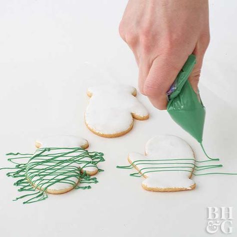 How to Drizzle Cookies with Powdered Sugar Icing Easy Icing Recipe For Cookies, Drizzle Frosting, Cookies With Powdered Sugar, Drizzle Icing, Simple Sugar Cookies, Christmas Cookie Icing, Make Powdered Sugar, Easy Icing Recipe, Powdered Sugar Cookies