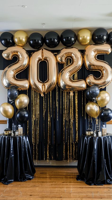 new years decorations New Year Backdrop Ideas Diy, Gold Nye Party, Diy New Years Eve Decorations, New Year Decor Ideas, New Year's Eve Backdrop, Pic For Instagram, New Years Eve Pictures, Nye Party Decorations, New Year's Eve Decorations