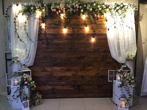 Wedding Photo Backdrop Brick Wall, Wooden Backdrops For Wedding, Rustic Wedding Backdrop Reception Indoor, Boho Wedding Backdrop Photo Booths, Outdoor Birthday Backdrop Ideas, Unique Wedding Photo Backdrop, Rustic Wedding Backdrop Ideas, Wood Backdrop With Flowers, Rustic Wedding Photo Backdrop