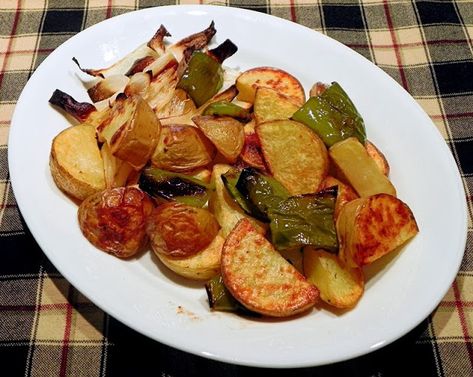 The Iowa Housewife: Roasted Potatoes with Green Peppers and Onions Potatoes Green Peppers And Onions, Green Peppers And Onions, Italian Potatoes, Roasted Fingerling Potatoes, Gluten Free Sides, Gold Potatoes, Roasted Onions, Potato Onion, Yukon Gold