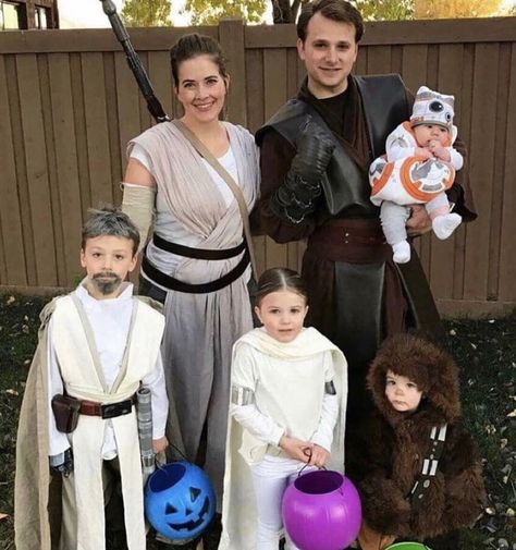 Easy Star Wars Costumes, Halloween Costumes Star Wars, Gomez Addams Costume, Star Wars Family Costumes, Disney Family Costumes, Family Costume Ideas, Star Wars Halloween Costumes, Jedi Costume, Themed Halloween Costumes