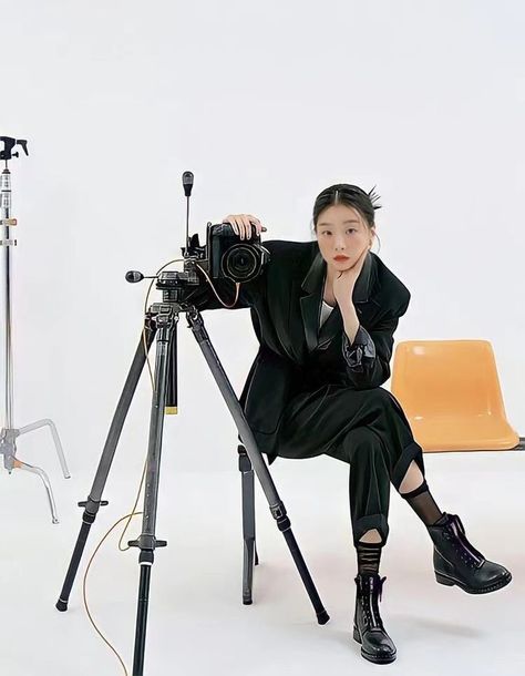 Drawing Poses Male Sitting, Poses Male Sitting, Drawing Poses Male, Kim Dami, Poses Male, Wow Photo, Girls With Cameras, Branding Photoshoot Inspiration, Personal Branding Photoshoot