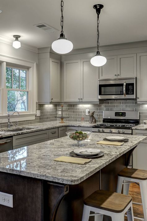 Gray Kitchen Backsplash, Dark Grey Kitchen Cabinets, Light Grey Kitchen Cabinets, Modern Grey Kitchen, Light Grey Kitchens, Light Gray Cabinets, Grey Kitchen Designs, Dark Grey Kitchen, Cabinets Ideas