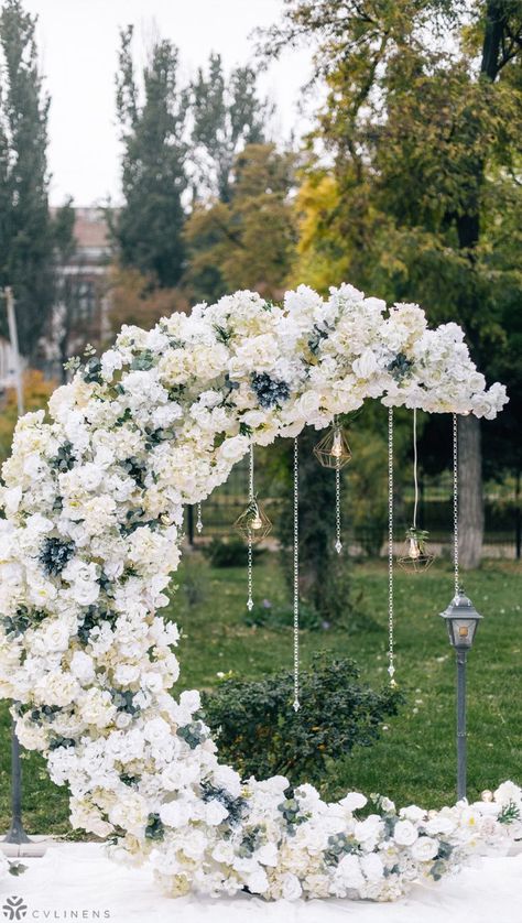 Crescent Moon Wedding Backdrop, Over The Moon Engagement Party, Diy Huge Flowers, Traditional Wedding Stage Decoration, Moon Floral Arrangement, Alters Wedding, Patio Wedding Reception, Space Theme Wedding, Moon Centerpiece Ideas