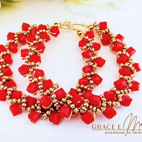 Las arracadas son accesorios que van con elegancia y cierto desenfado. ¡Si te gustan, irán con todo! 🥰 ¡Éstas en tonos rojo y dorado son una belleza! ❤️ 📲2215276066 #Graceartesana #Grace_E_Medina_Accesorios #Earrings #arracadas #creado_especialmente_para_ti #hechoamano #HechoenMéxico #ElEspinalOaxaca #envíos #entregapersonal #JoyeríaFina #JoyeríaArtesanal Wire Jewelry, Charm Bracelet, Van, Wire Jewellery