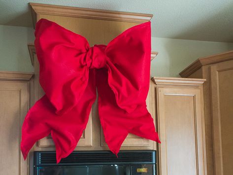 Giant holiday bows are all over Disney Parks during the holiday season. Here's a DIY tutorial that shows you how to make Giant Holiday Bows for your house. Deco Mesh Bows, Car Bows, Christmas Bows Diy, Door Bow, Giant Bow, Mesh Bows, Felt Bows, Holiday Bows, Festive Holiday Decor