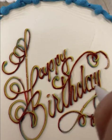 Piping Writing On Cakes, Happy Birthday Writing On Cake, Writing On Cakes Tutorials, Writing On Cakes, Cake Calligraphy, Happy Birthday Cake Writing, Happy Birthday Hand Lettering, Happy Birthday Writing, Birthday Cake Writing