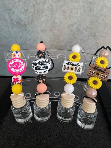 Cute car diffusers to hang over your rearview mirror 😃 Car Air Diffuser, Car Diffuser Diy, Diy Car Charms, Car Freshie Ideas, Diy Car Air Freshener, Car Oil Diffuser, Silicone Keychains, Bead Business, Diffuser Scents