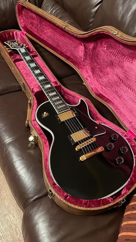 Electric Guitar Gibson, Les Paul Black Beauty, Expensive Guitars, Gibson Les Paul Black, Lespaul Guitar, Vintage Les Paul, Guitar Artwork, Heavy Metal Guitar, Gibson Sg Guitar