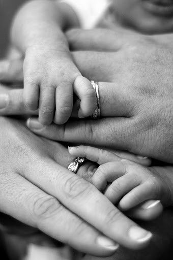 Foto Newborn, Families Hands, Newborn Family Photos, Hands Together, Photographs Ideas, Foto Baby, Newborn Shoot, Newborn Photoshoot, Jolie Photo