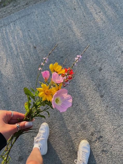 Boquette Flowers, A Bouquet Of Flowers, Nothing But Flowers, Holding Flowers, Flower Therapy, Flowers For You, Beautiful Bouquet Of Flowers, Bouquet Of Flowers, Love Flowers