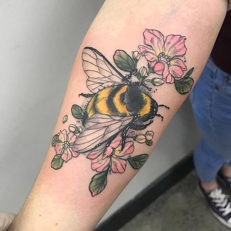 4,659 Likes, 30 Comments - ellen 🎀 (@rag.moth) on Instagram: “@davidlegoon in.. love” Bee With Flowers Tattoo, Bee With Flowers, Butterflies Tattoo, Bumble Bee Tattoo, Tattoo Foot, Foot Tattoos For Women, Geniale Tattoos, Flowers Tattoo, Bee Tattoo