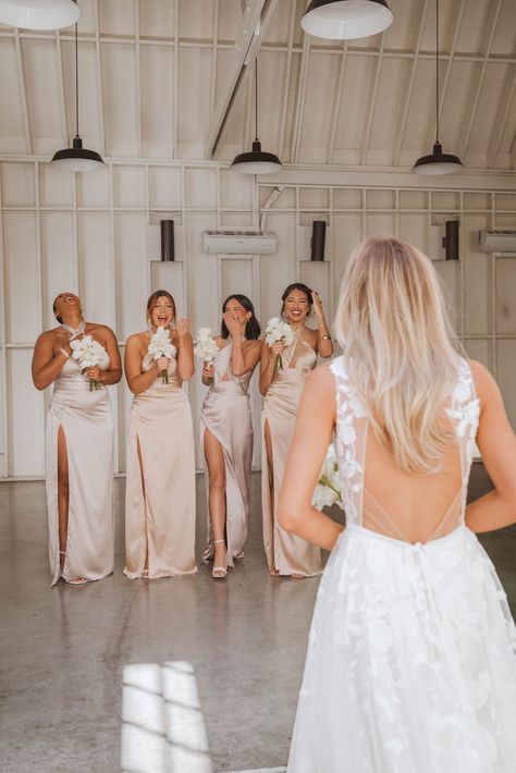 Bride With Bridesmaids Pictures Cute Ideas, Bridesmaid Reaction Photo, Wedding Day Photography Bridesmaids, Bridesmaid First Look Photos, Wedding Photography Bride And Bridesmaid, Bridesmade Photos Wedding Pics, Wedding Picture Ideas With Bridal Party Getting Ready, Bride Party Photoshoot, Wedding Bride Pictures