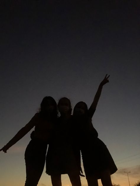 Besties Pictures, Aesthetic Profile Picture Cartoon Soft, Sisters Photoshoot Poses, Photos Bff, Girl Shadow, Best Friend Pictures Tumblr, Friends For Life, Three Best Friends, Silhouette Photography