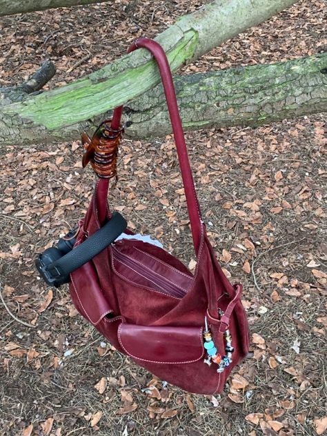 Big Shoulder Bag Outfit, Red Leather Bag Aesthetic, Red Slouchy Bag, Red Handbag Aesthetic, Red Leather Handbag, Slouchy Bag Outfit, Slouchy Leather Bag, Red Leather Bag Outfit, Big Bag Outfit