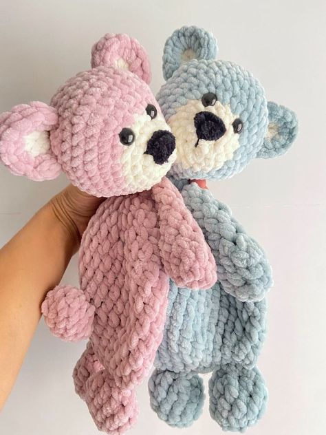 Crochet Stuffed Animals Bear, Crochet Teddy Bear Lovey, How To Crochet Baby Blanket, Crochet Bear Snuggler, Crochet Animal Tutorial Videos, Crochet Baby Animals Free Pattern, Crochet Bear Blanket, Crochet Baby Plushies, Crochet Baby Animals