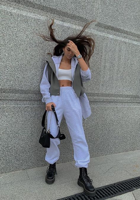 Sweat Pants And Boots Outfits, Sweatpants And Boots Outfits, Sweatpants And Boots, Concert Style Outfits, Track Pants Outfit, Joggers Track Pants, Concert Fashion, Street Style Winter, Winter Fits