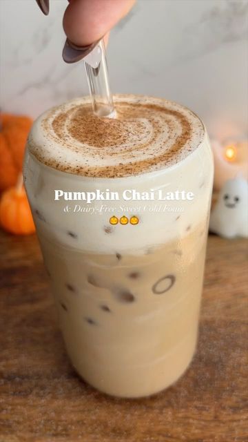 Maria Gabriela on Instagram: "Cozy up with a creamy pumpkin chai latte, perfect for crisp fall mornings! 🎃☕  Pumpkin Chai Ingredients🤎 2 tbsps pumpkin pie sauce (recipe in previous reel) 1/2 cup chai concentrate 2/3 cups soy or almond milk  Ice  Cold Foam☁️ 1/3 cup dairy free heavy whipping cream 1 tbsp sugar free vanilla syrup 1 tbsp pumpkin spice syrup (recipe in last reel) Sprinkle of cinnamon   Instructions🤎 1. Prepare the Cold Foam: In a small cup, add the heavy cream, vanilla syrup, and pumpkin spice syrup. Use a handheld frother to whip it until thick and foamy. 2. Make the Chai Latte: In a tall glass, add pumpkin pie sauce, chai concentrate, and milk. Stir well or use the frother to combine.  3. Assemble: Gently add ice and pour the cold foam on top. Sprinkle cinnamon and enjoy! Pumpkin Pie Sauce, Chai Ingredients, Pumpkin Spice Syrup Recipe, Pumpkin Chai Latte, Chai Concentrate, Sugar Free Vanilla Syrup, Handheld Frother, Gorgeous Gourds, Pumpkin Chai