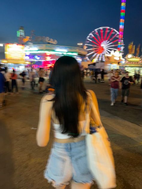 Carnival Photo Shoots, Amusement Park Outfit, Fair Pictures, Park Outfit, Theme Park Outfits, Summer Fair, Fair Outfits, Fest Outfits, Outfit Night