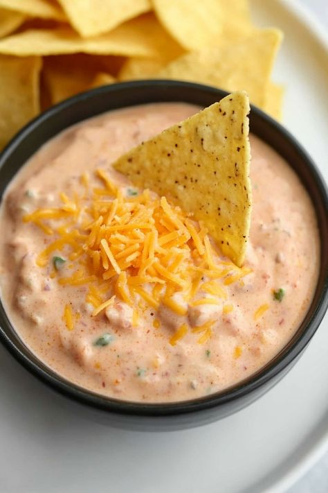 If you're looking for a healthier spin on a classic favorite, try our recipe for creamy Greek yogurt queso! This delicious dip is perfect for parties, game nights, or simply as a tasty snack. Made with protein-packed Greek yogurt and flavorful spices, it's sure to be a hit with everyone. Serve it with your favorite chips, veggies, or use it as a topping for nachos. Once you try this guilt-free version of queso, you'll never go back! Plain Greek Yogurt Recipes, Best Greek Yogurt, Yogurt Snacks, Weight Watchers Snacks, Mild Salsa, Greek Yogurt Recipes, Never Go Back, Yogurt Recipes, Game Nights