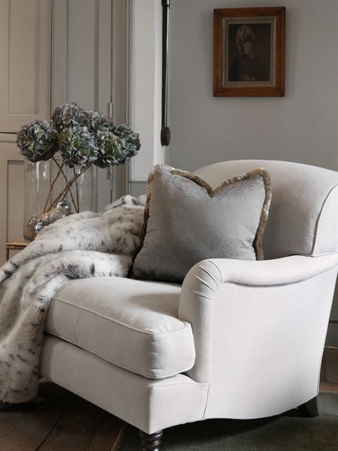 Howard Sofa, Country Sofas, Luxury Living Room Inspiration, Cosy Home Decor, House Lounge, Wingback Chairs, Sofa And Chair Company, Sofa Inspiration, Country House Design