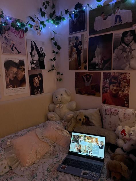 Fangirl Room Aesthetic, Fangirl Bedroom, Fangirl Room, Surf Room Decor, Surf Room, Dream Bedroom Inspiration, Uni Room, Cosy Room, Room Stuff