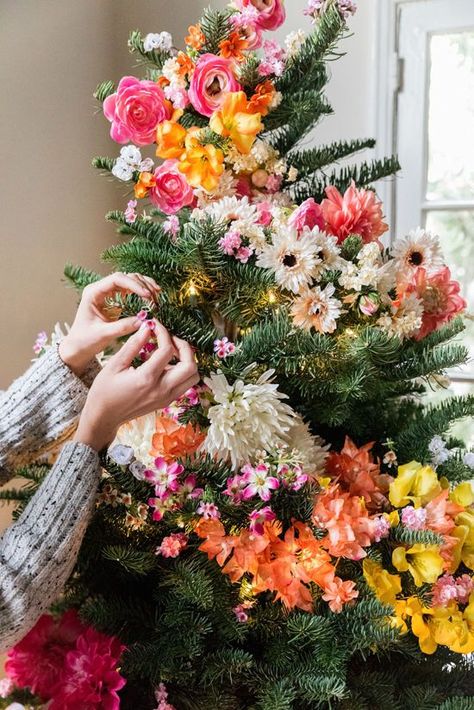 Christmas Tree With Flowers, Tree With Flowers, Decorating A Christmas Tree, Floral Christmas Tree, Christmas Lights Outside, Boho Christmas Decor, Lights Diy, Floral Tree, Bohemian Christmas