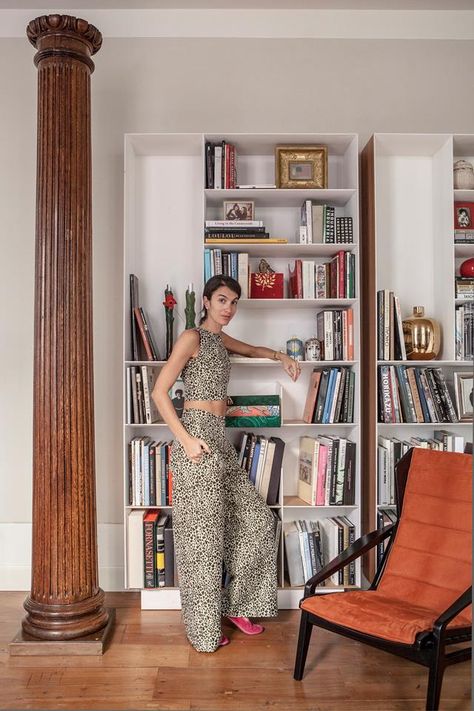 The enchanting apartment of an Italian designer | real living Italian Apartment, Milan Apartment, Modern Renovation, Italian Interior, Home Library Design, Italian Home, Home Libraries, House Inside, Library Design